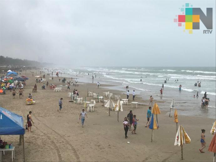 Turistas llegan a playas del norte de Veracruz, a pesar de FF 40