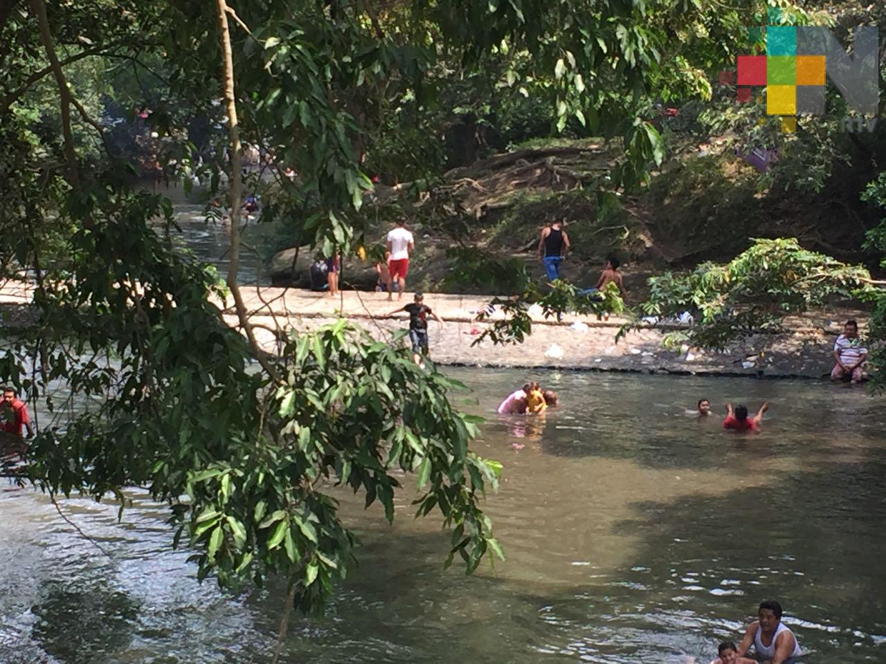 Familias aprovechan puente largo para refrescarse en ríos por altas temperaturas