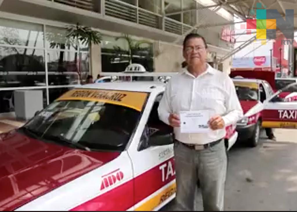 Entrega gobierno estatal concesiones y devolución de refrendos a transportistas de Xalapa que cumplieron con el reordenamiento