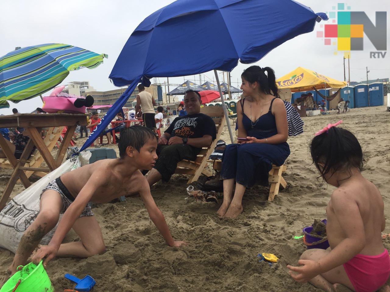 Familias de diferentes partes del país disfrutan de las playas de Coatzacoalcos