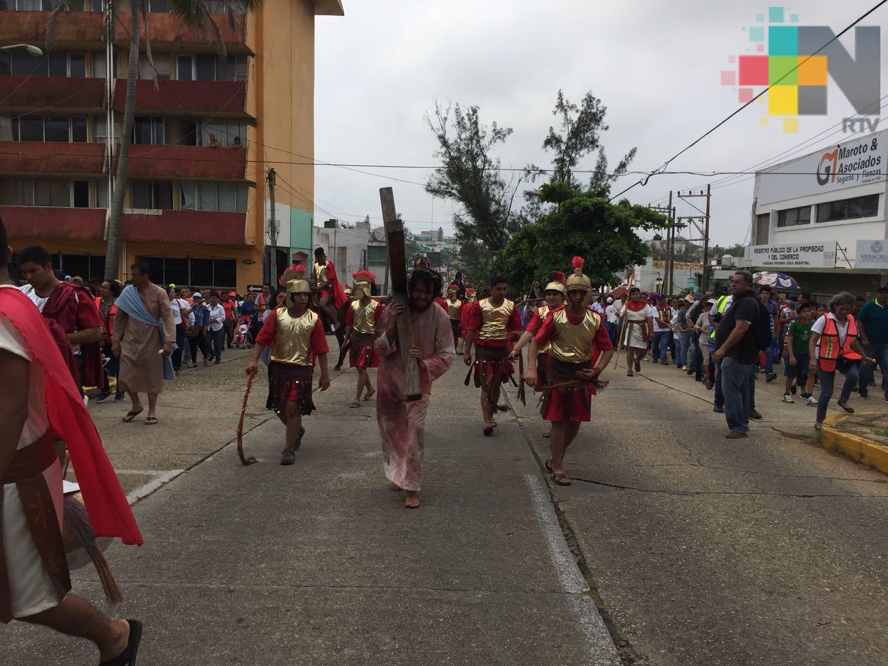 Feligreses asisten al viacrucis viviente de la catedral de San José, en Coatzacoalcos