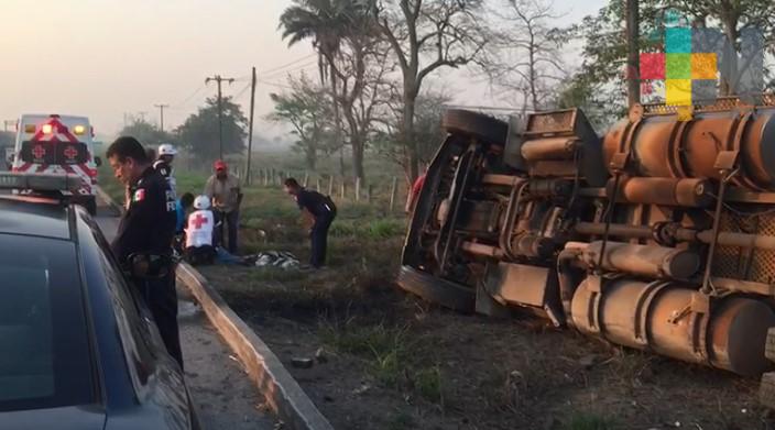 Cuantiosos daños por volcadura de camión en localidad de Santa Fe