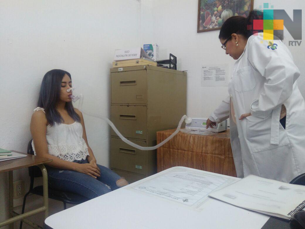 Calorímetro mide kilocalorías en reposo de un paciente; disponible en Servicios en Salud de la UV