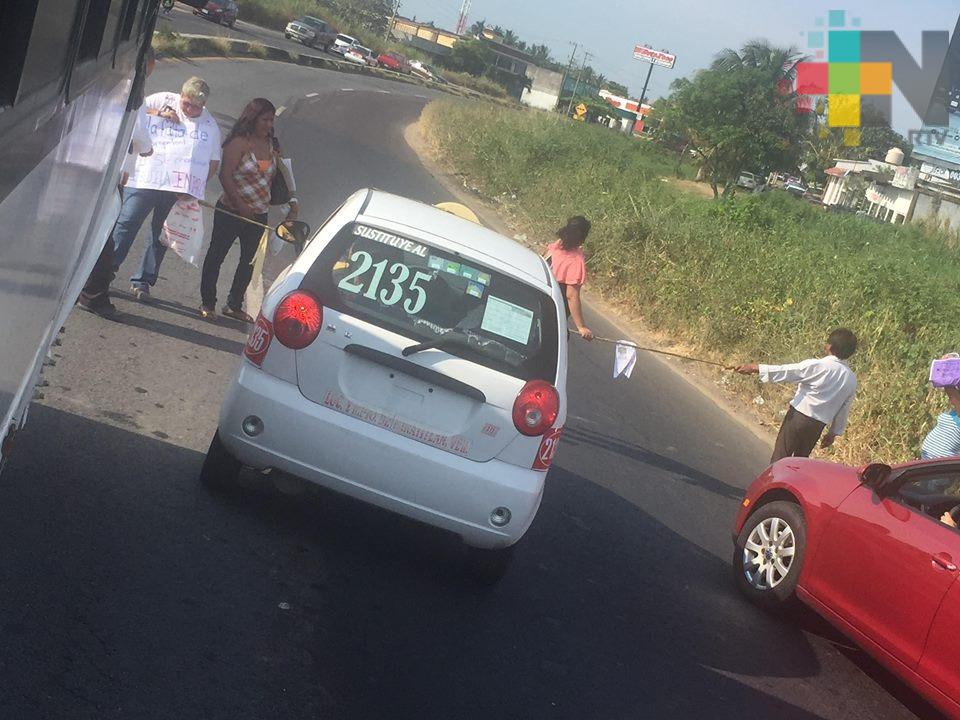 Padres de familia toman carretera Minatitlán – Coatzacoalcos; piden destitución de maestra