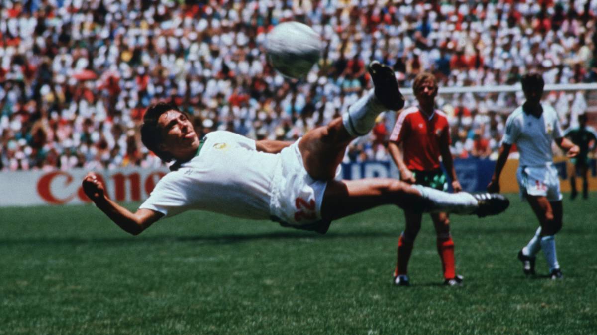 Manuel Negrete vence a Pelé en Mejor Gol de los Mundiales