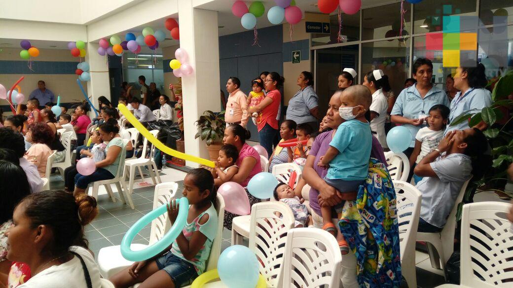 Hospital Regional de Coatzacoalcos festeja a los pequeños internados por el Día del Niño
