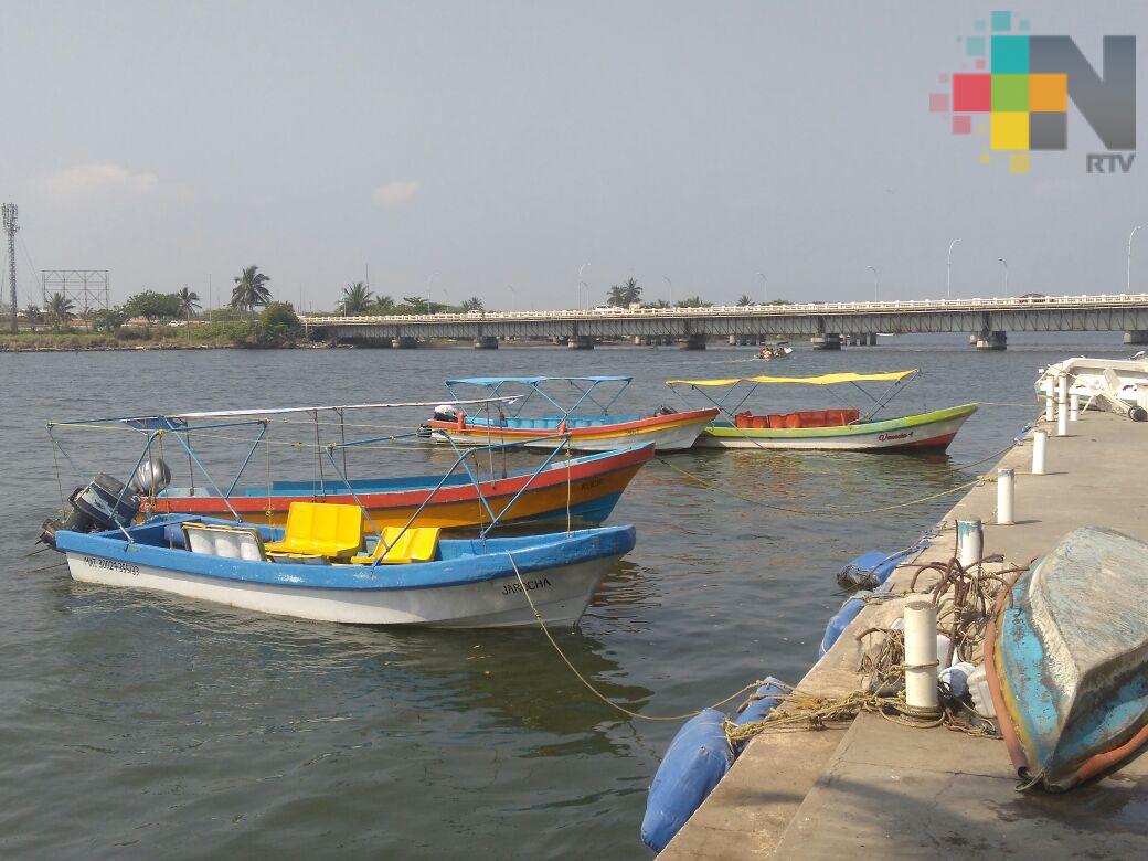 Paseo en lancha es un atractivo para el turismo que visita Boca del Río