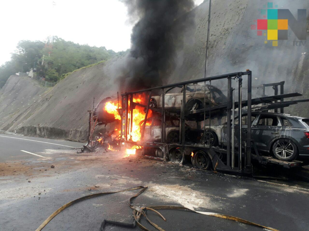 Se incendia tráiler en el Libramiento de Xalapa; no hay lesionados
