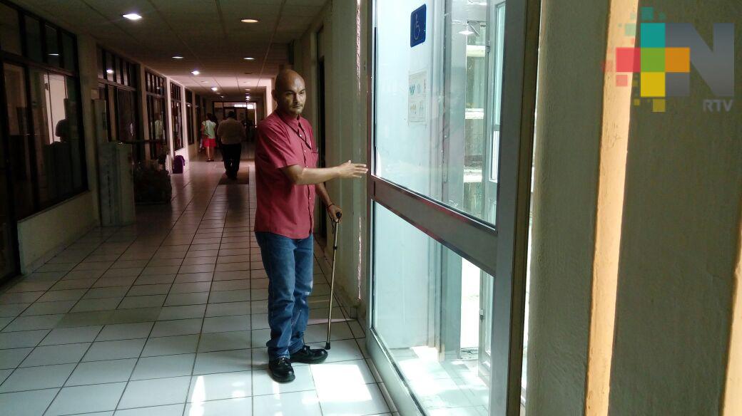 Personas con capacidades diferentes, deben limpiar con frecuencia instrumentos de ayuda