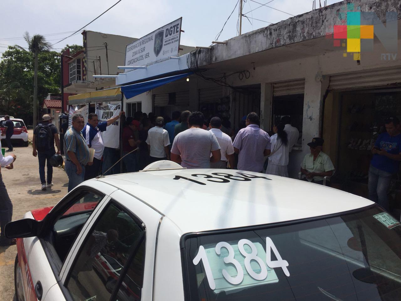 Revista vehicular satura delegación de Transporte Público de Coatzacoalcos