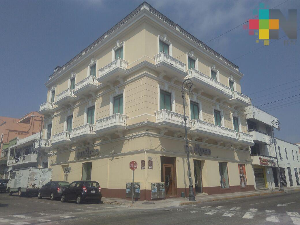 Develan placa en edificio construido en 1890 en Centro Histórico de Veracruz
