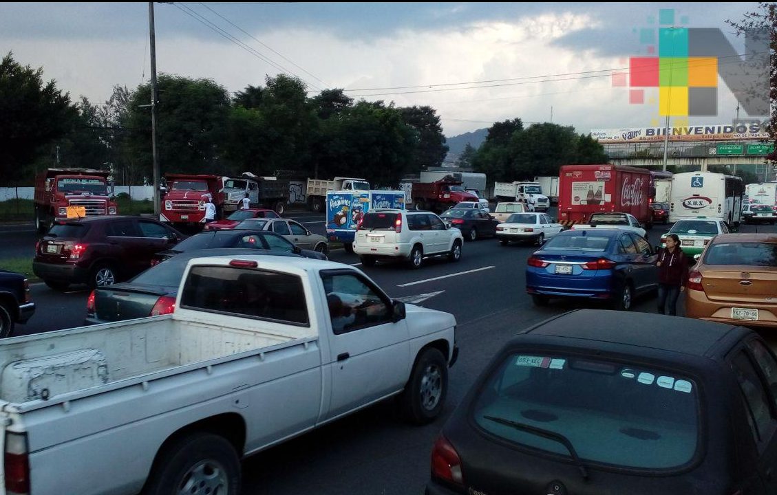 Protesta AMOTAC por alza de gasolinas y falta de vigilancia en carreteras de todo el país