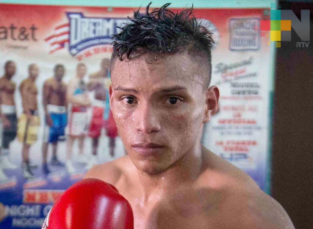 Boxeador Cristofer Rosales noquea y es nuevo campeón mosca CMB
