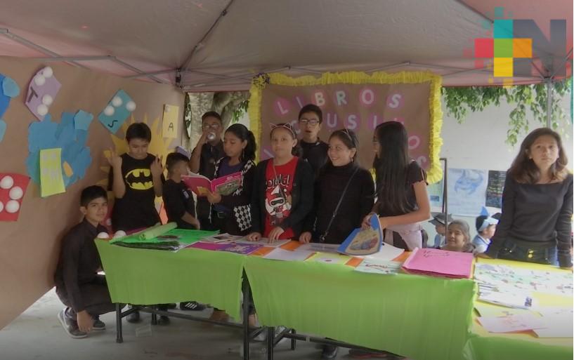 Niños de la Primaria Américas conmemoran el Día Mundial del Libro, en Xalapa