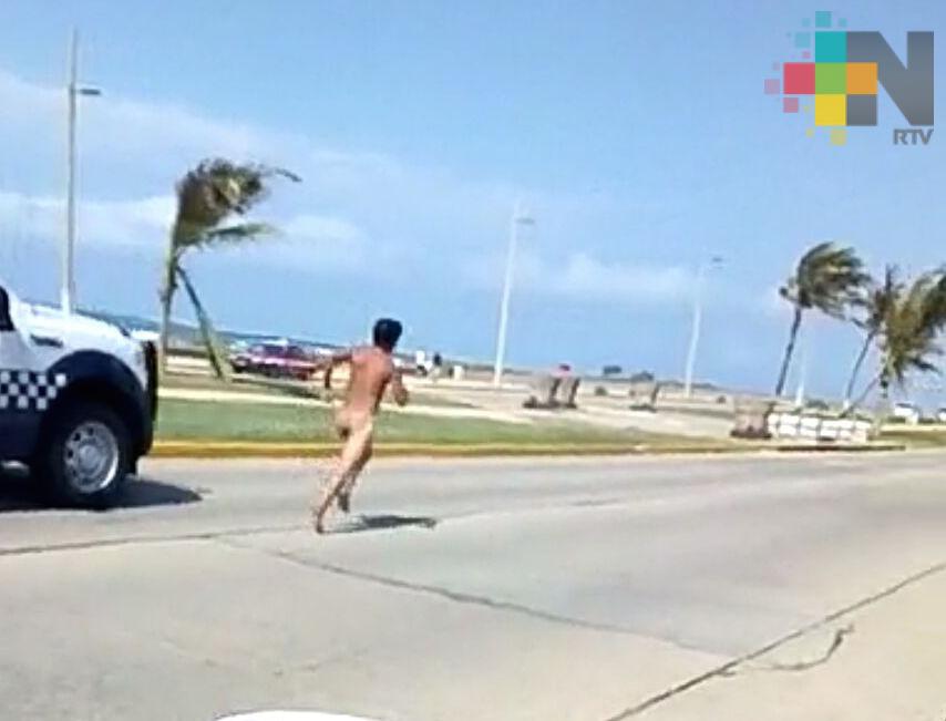 Corre desnudo en malecón de Coatzacoalcos; lo detiene Policía Naval