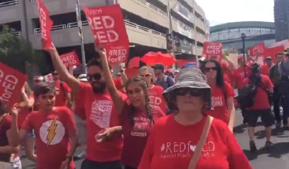 Paro de maestros cierra cientos de escuelas públicas en Arizona