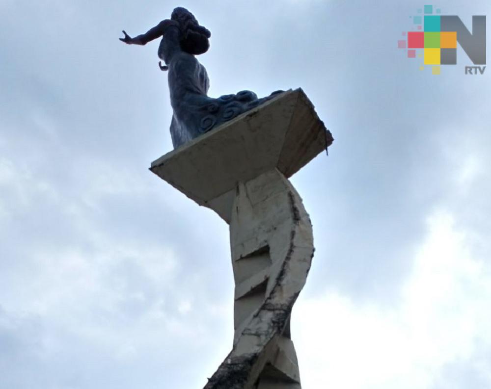 Estatua Mujer de Mar de Coatzacoalcos en riesgo de caerse