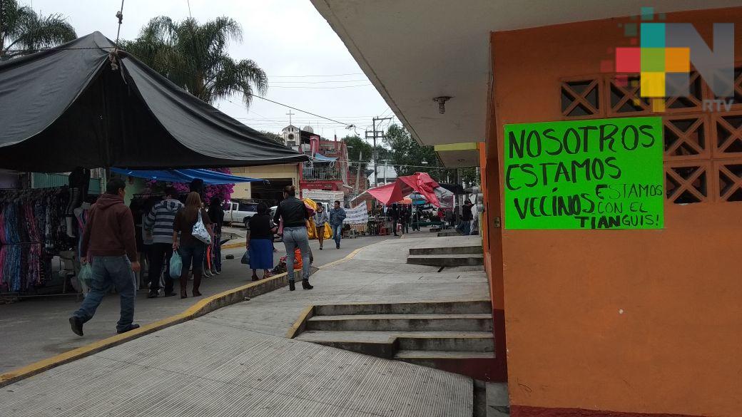 Vecinos apoyan permanencia del tianguis del salón Bazar, en Xalapa