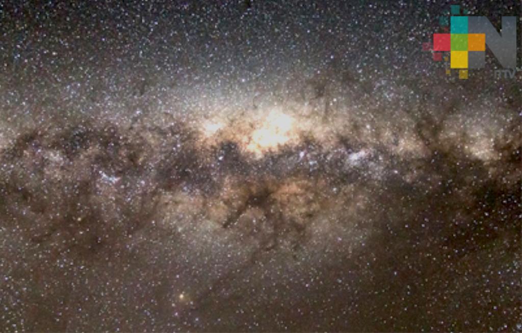 Obtienen foto panorámica de Vía Láctea sin telescopios profesionales