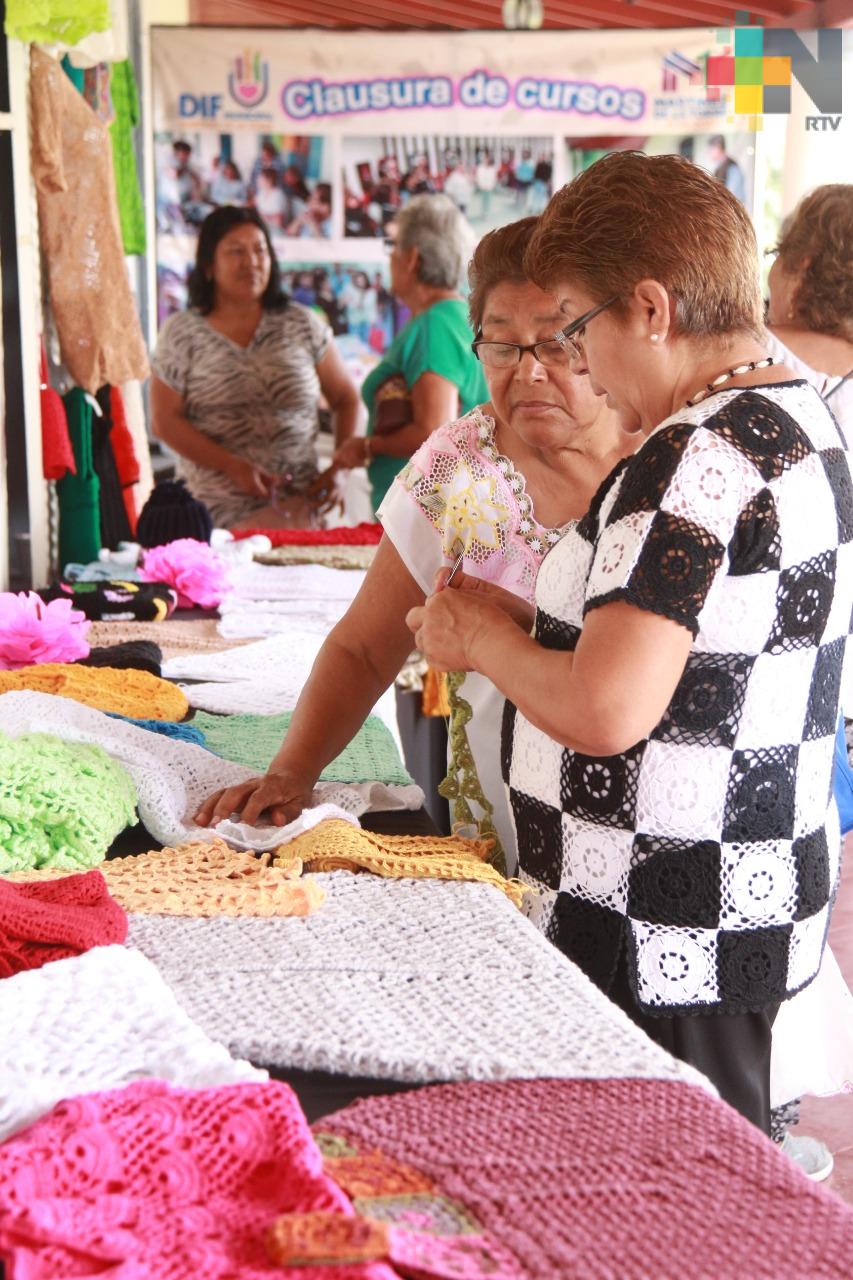 Adultos mayores aprenden oficios para ganar ingresos