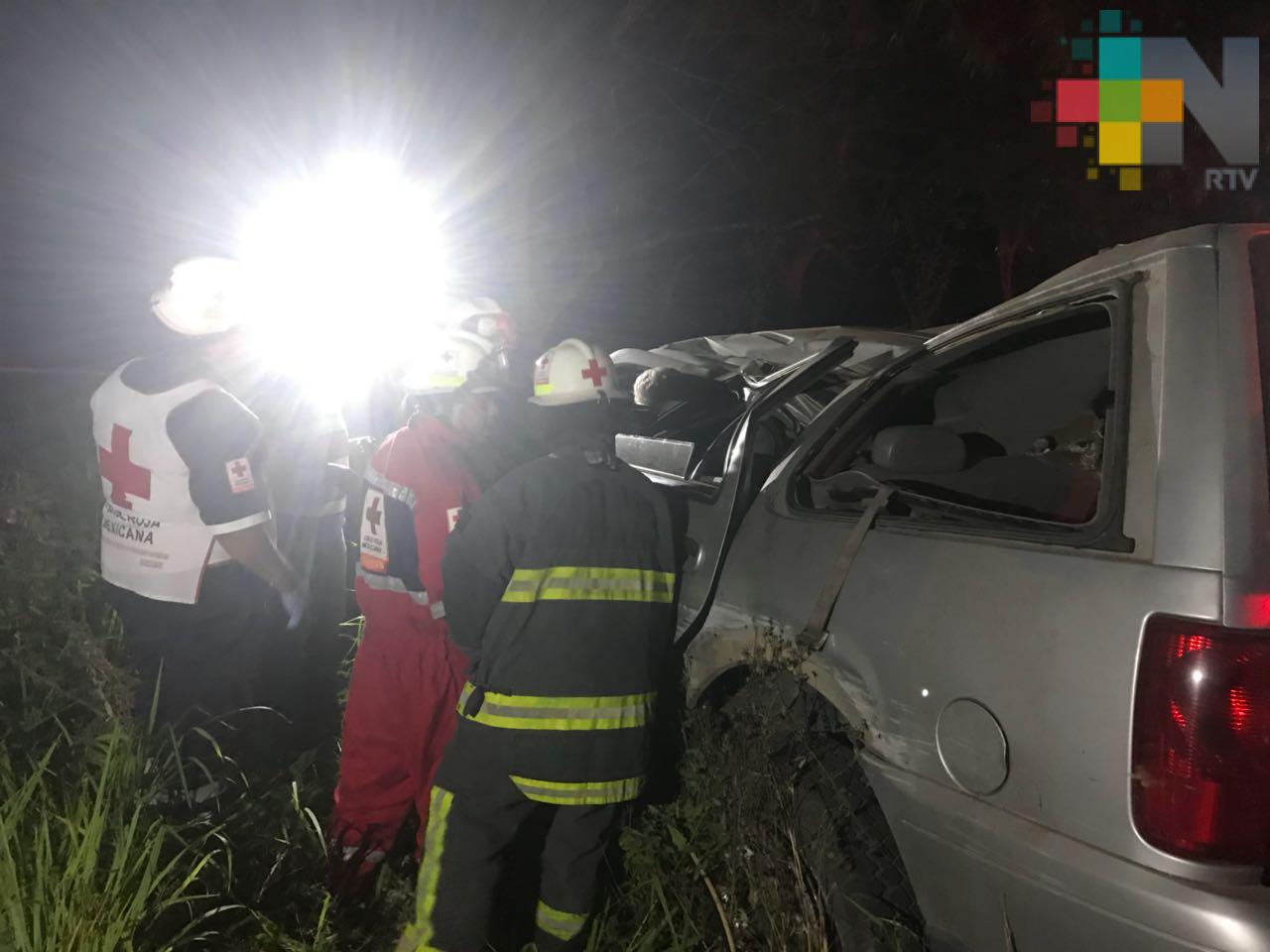 Vuelca camioneta en Medellín de Bravo; deja saldo de un muerto y cinco lesionados