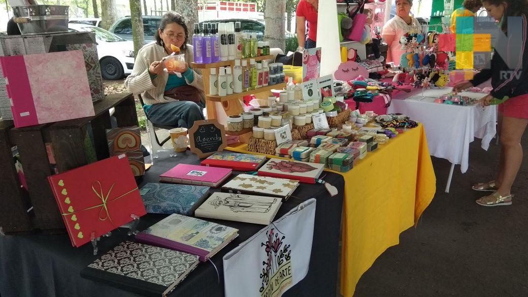 En mercado urbano, artesanos comercializan sus productos