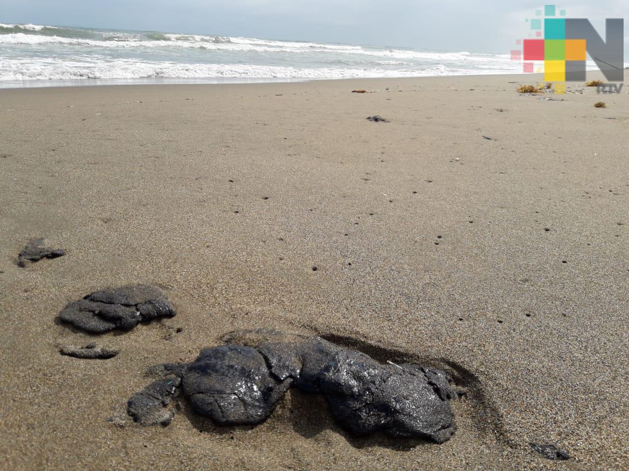 Aparecen restos de combustóleo a la altura de la colonia Playa Sol de Coatzacoalcos