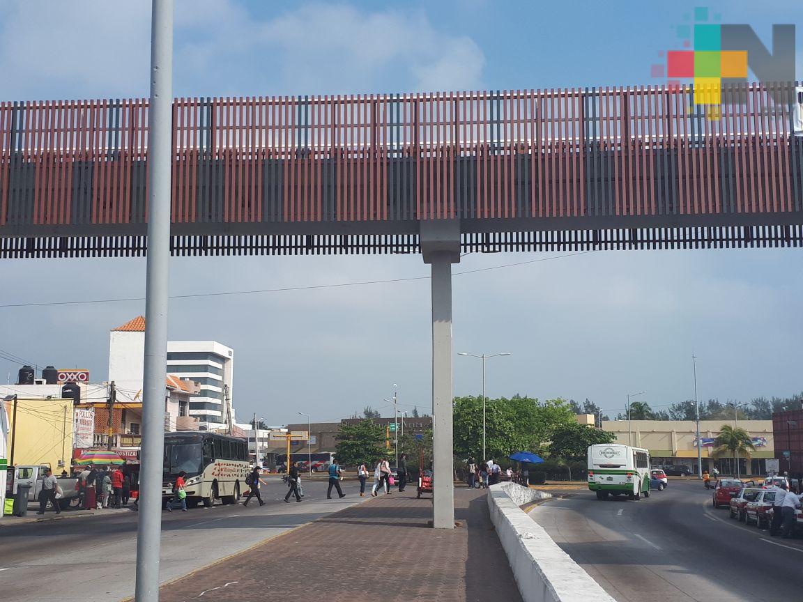 Sólo tres de cada 10 personas usan los puentes peatonales