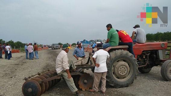 Habitantes de la ruta Tierra Blanca-Frijolillo-Chomotla exigen a empresa reparar tramo carretero