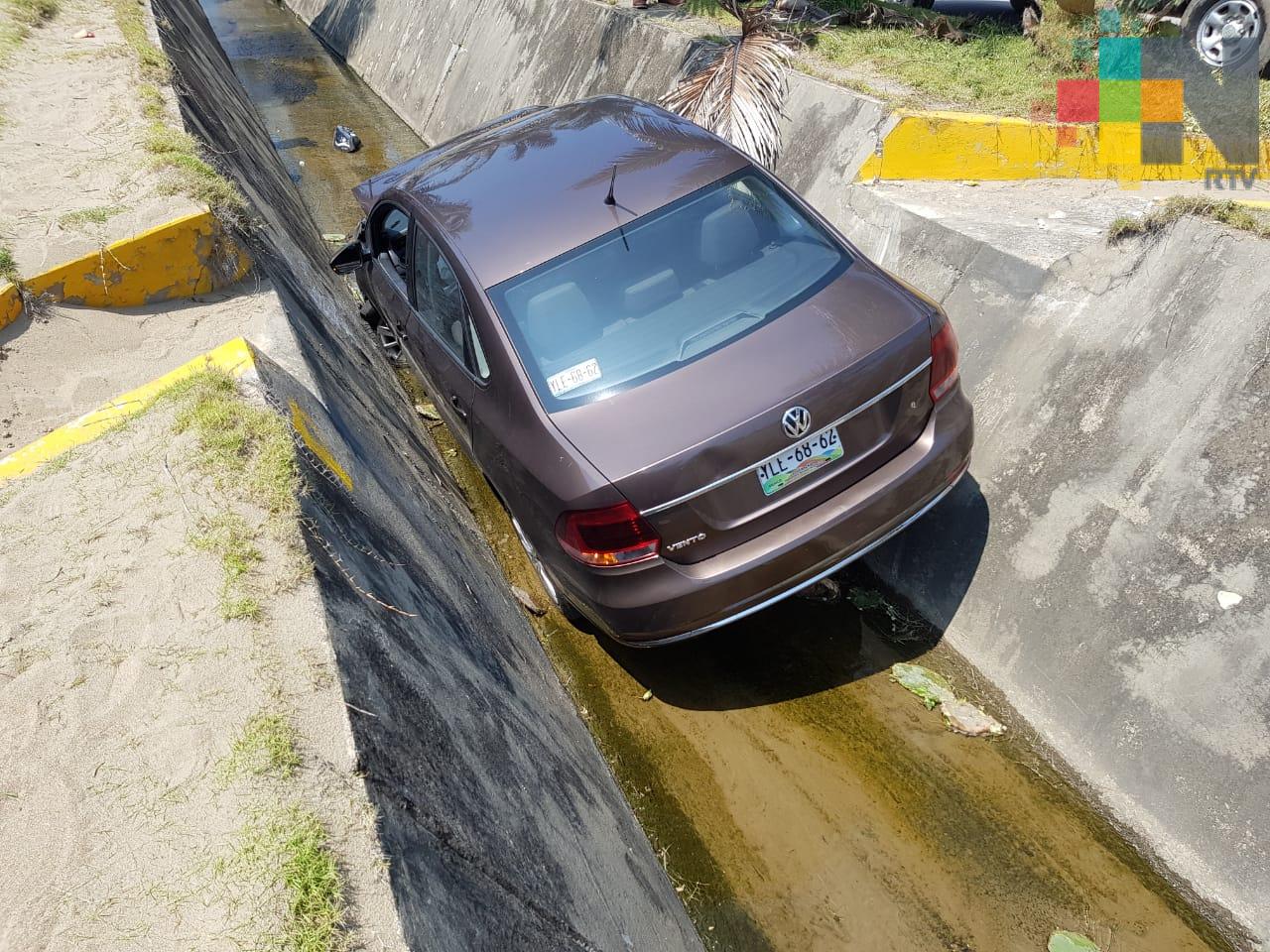 Cae a canal de aguas negras por conducir y hablar por celular