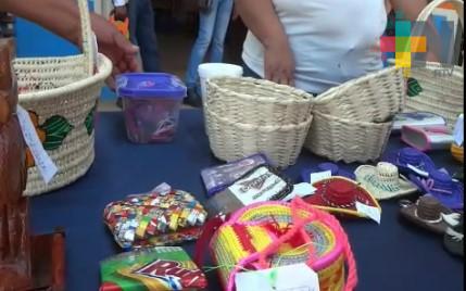 Internos del Cereso de Chicontepec reciben talleres para elaborar artesanías