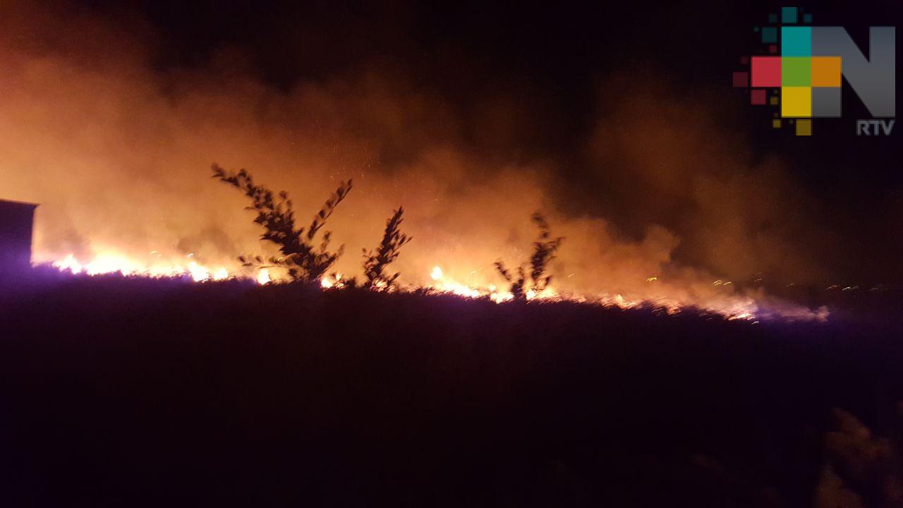 Incendio consume pastizales y pantano en predio de carretera transístmica, en Coatzacoalcos