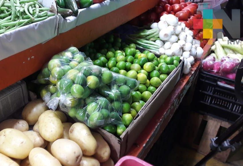 Continúan precios al alza de productos básicos como el limón