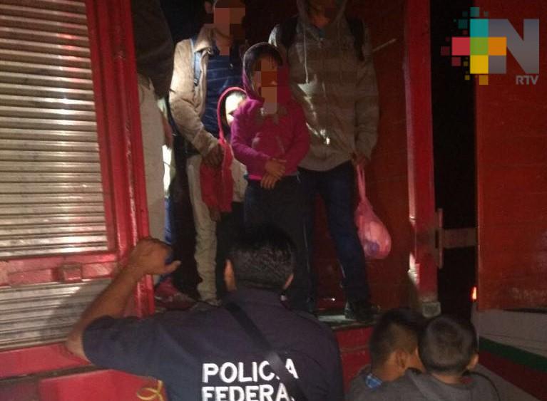 Rescata PF 103 migrantes en Acayucan; viajaban en camión de redilas