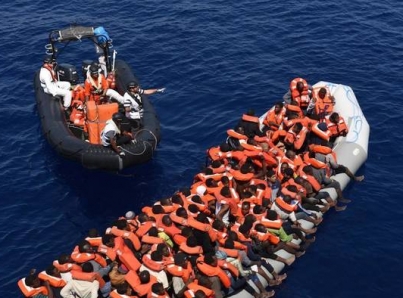 Autorizan desembarcar en Italia a inmigrantes rescatados por nave de EUA