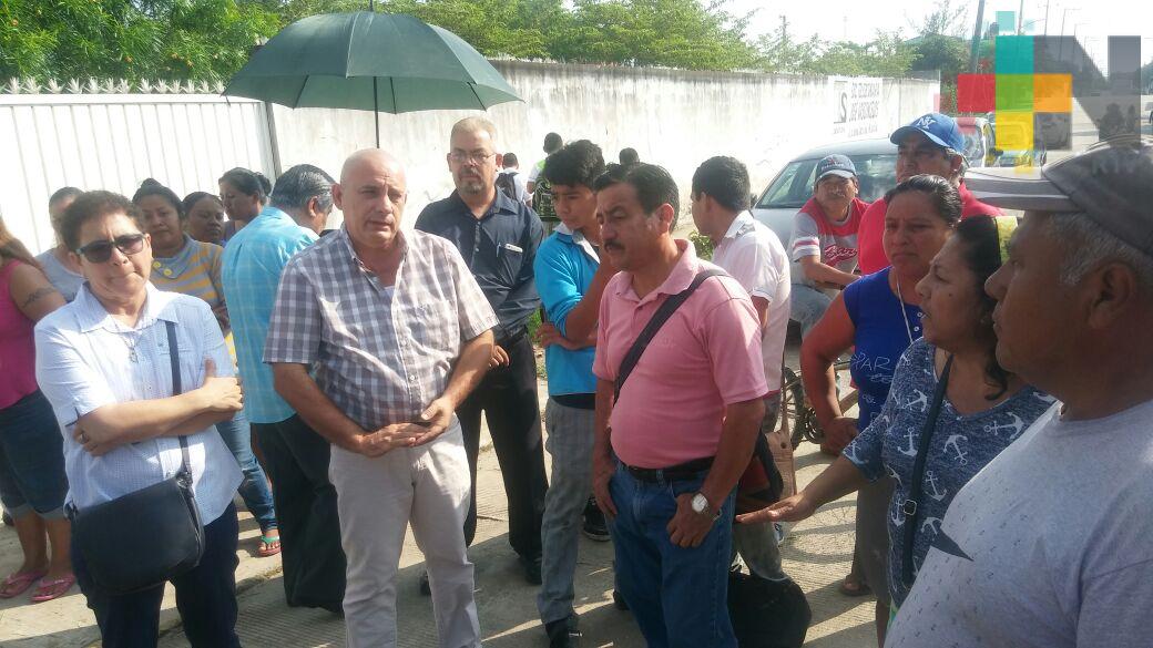 Padres de familia toman escuela telesecundaria en Martínez de la Torre
