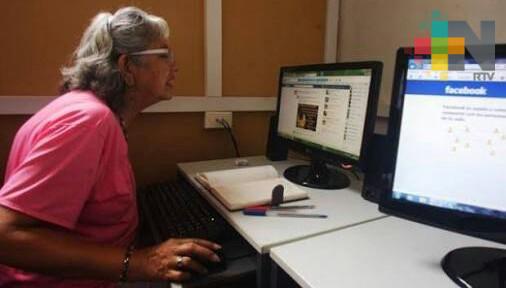 Imparten curso de redes sociales para adultos en Centro de Seguridad Social de Coatzacoalcos