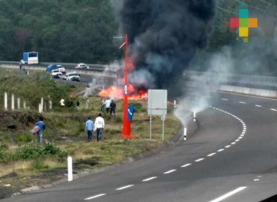 Se incendia camión en el Libramiento de Xalapa, a la altura de Tlacolulan