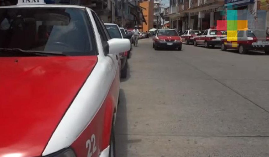 En Chicontepec más de 100 taxis han realizado el trámite de la revista vehicular