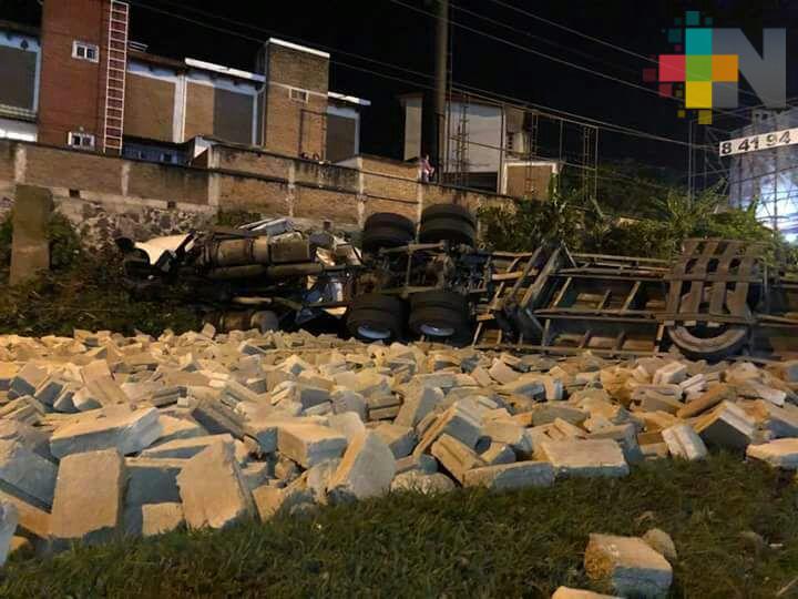 Tráiler se queda sin frenos y arrolla a un auto compacto; el saldo es de un muerto y cuatro heridos, en Las Trancas