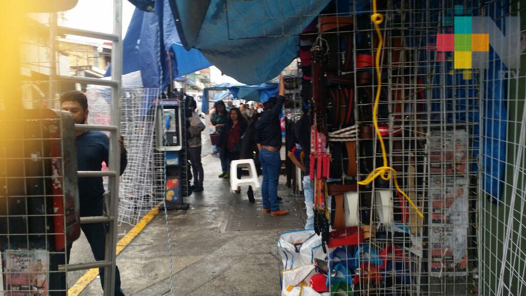 Vendedores sacan mercancía a la banqueta por Día del Niño, en Xalapa