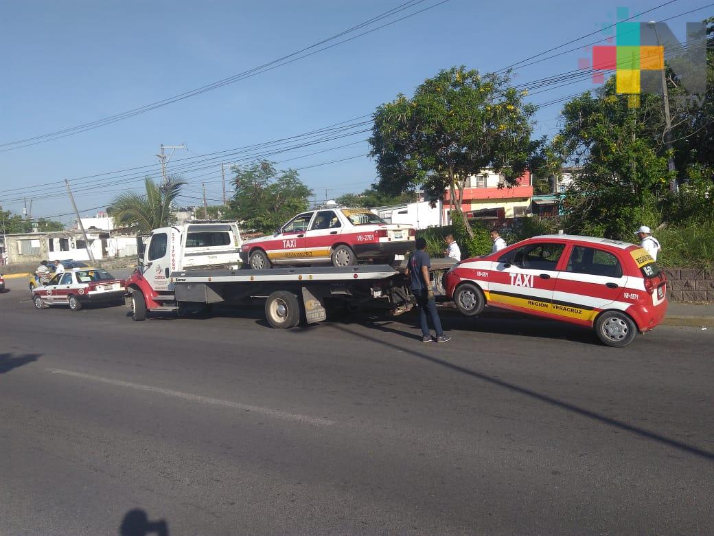 Aseguran taxis tras operativo realizado por Transporte Público en Veracruz puerto