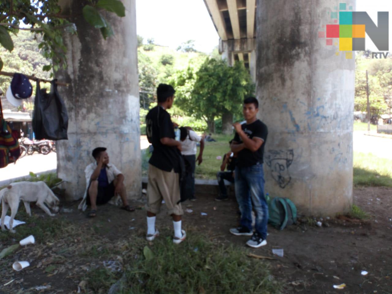 Siguen varados migrantes en Coatzacoalcos