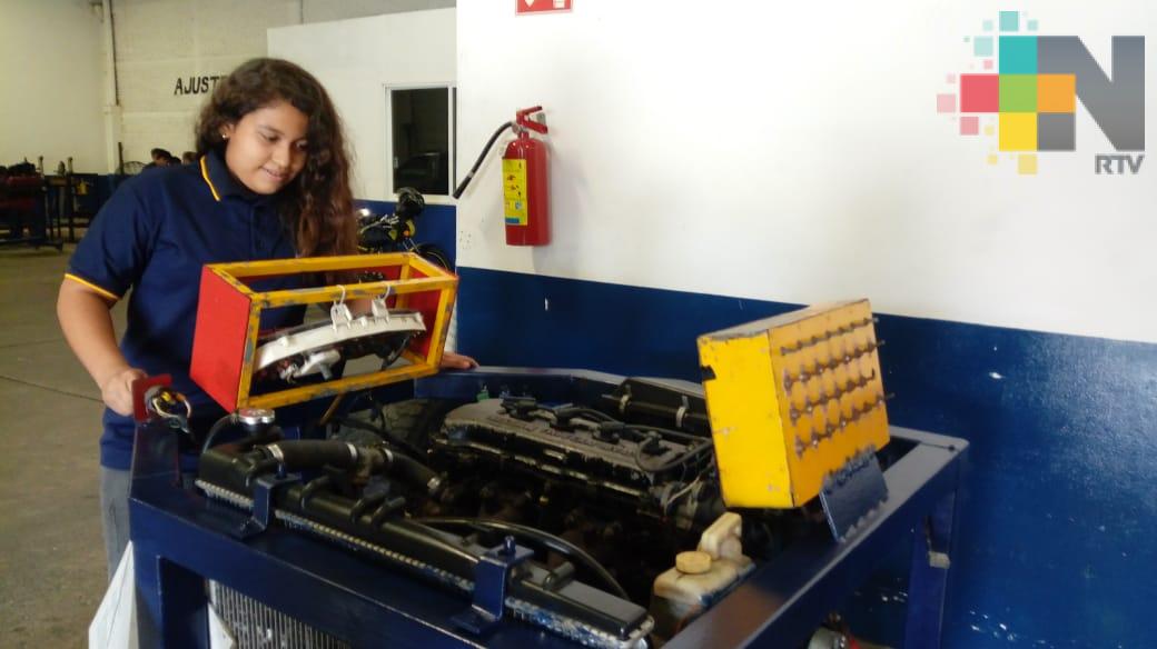 En Coatzacoalcos cada vez más mujeres aprenden mecánica