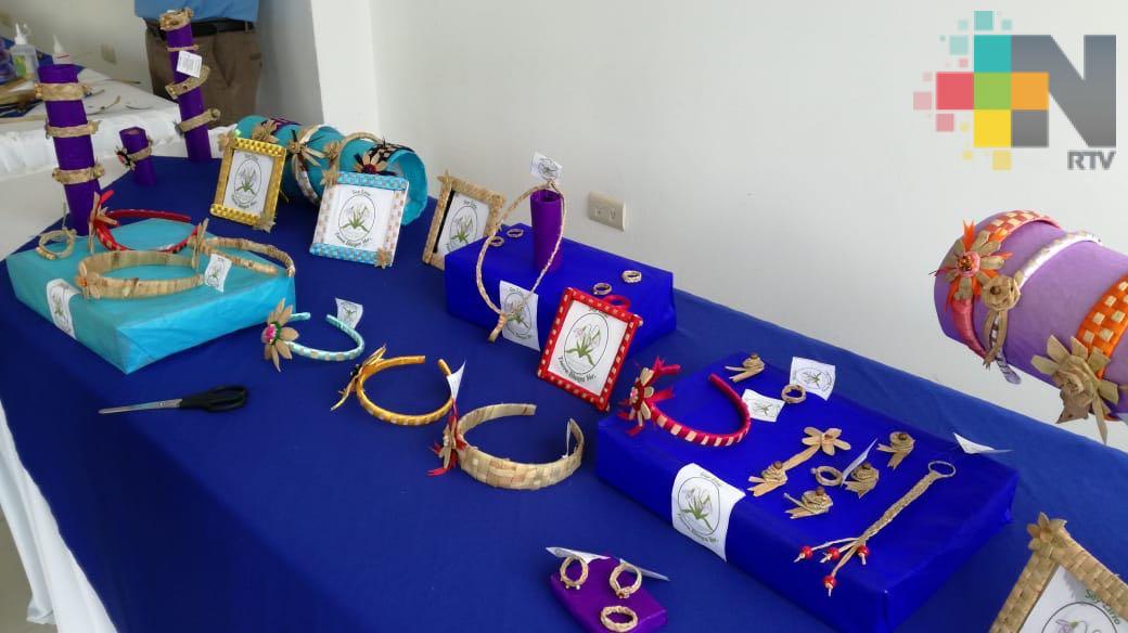 Exponen productos elaborados con lirio acuático en Tierra Blanca