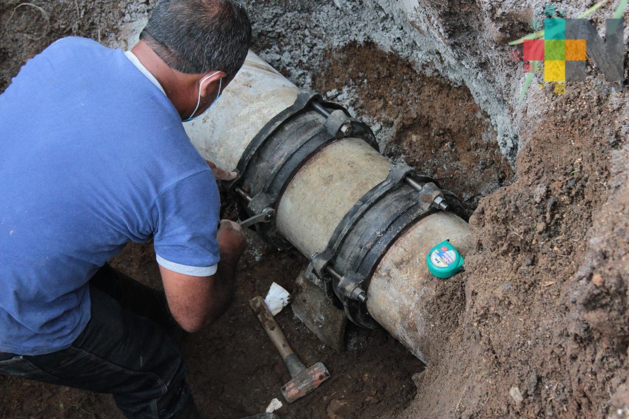 Reparan fuga y dan mantenimiento a válvulas en red de agua potable en Ixtaczoquitlán