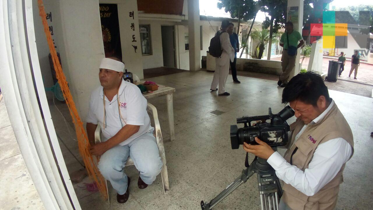 Invidente da clases de tejido de macramé en Coatzacoalcos