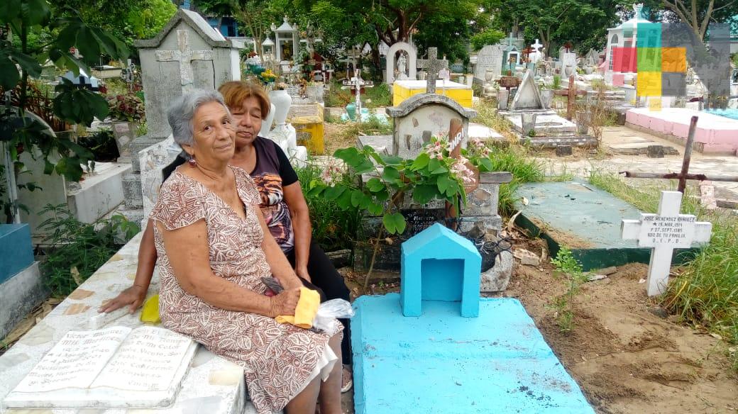Recuerdan a madres fallecidas en panteones de Coatzacoalcos