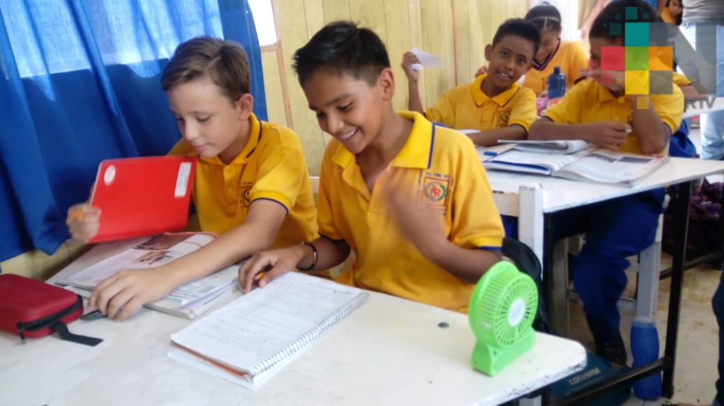 Sufren de calor intenso niños que estudian en aulas móviles