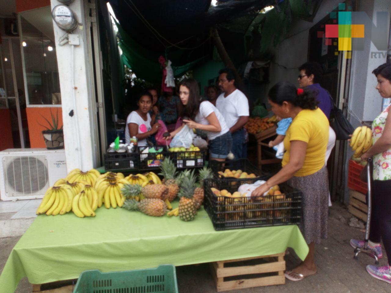 Productores del sur venden frutas y verduras a menor precio en colonias de Coatzacoalcos